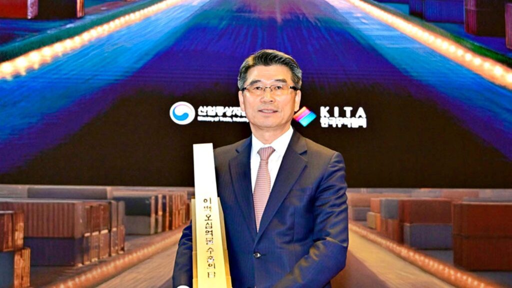 Kia-wins-25-billion-Export-Tower-award-1024x577.jpg