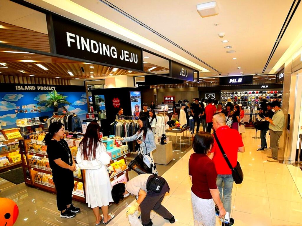 a-group-of-tourists-from-Jeju-Island-001-1024x768.jpg
