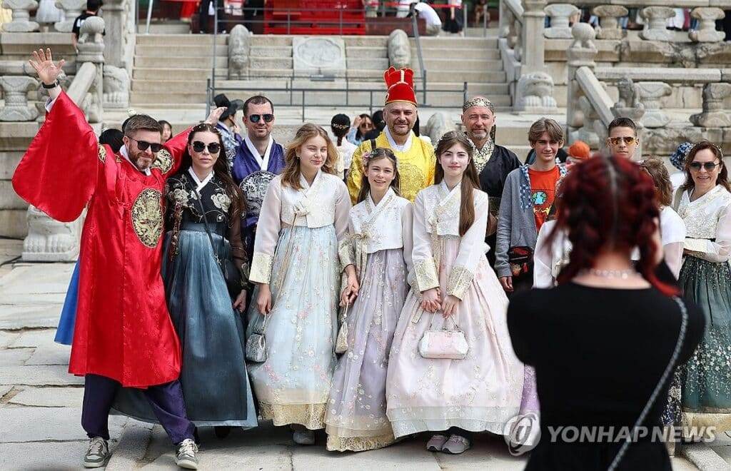foreigners-fashion-at-gyeongbokgung-3-1024x660.jpg