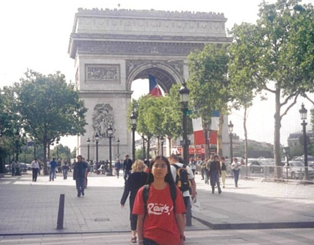 2. 파리 개선문 앞에서. 그 당시 교복 같았던 Be the reds를 입고 유럽까지 진출(물론 이탈리아에서는 입지 않았다.).jpg