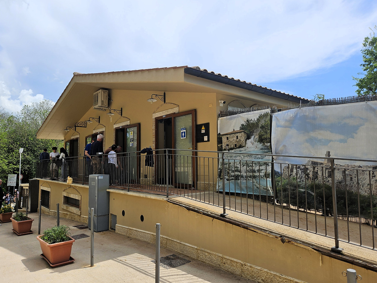 사트루니아 온천 11 (탈의실 및 샤워실).jpg