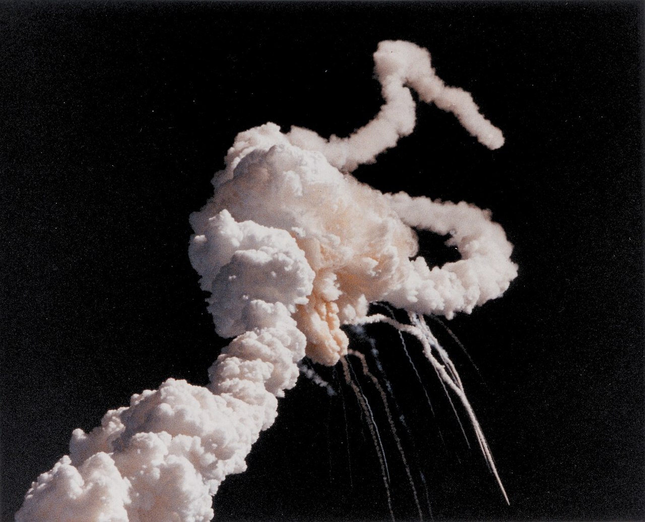 1334px-Challenger_explosion.jpg