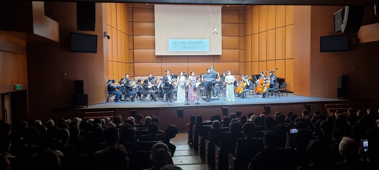 객석을 꽉 채운 관객과 앵콜곡.jpg