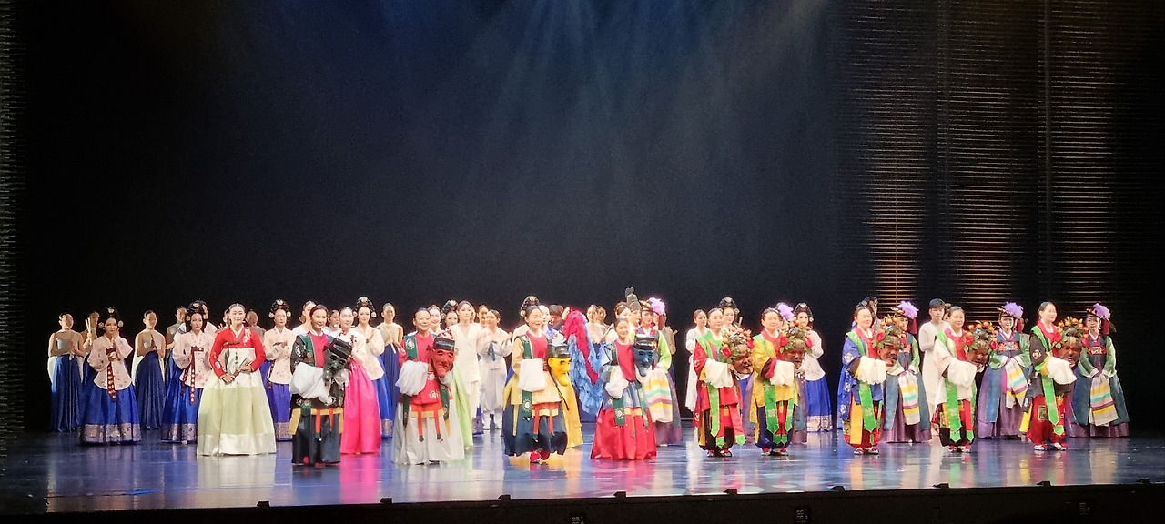 아름다운 춤선을 보여준 오색찬란한 출연진.jpg