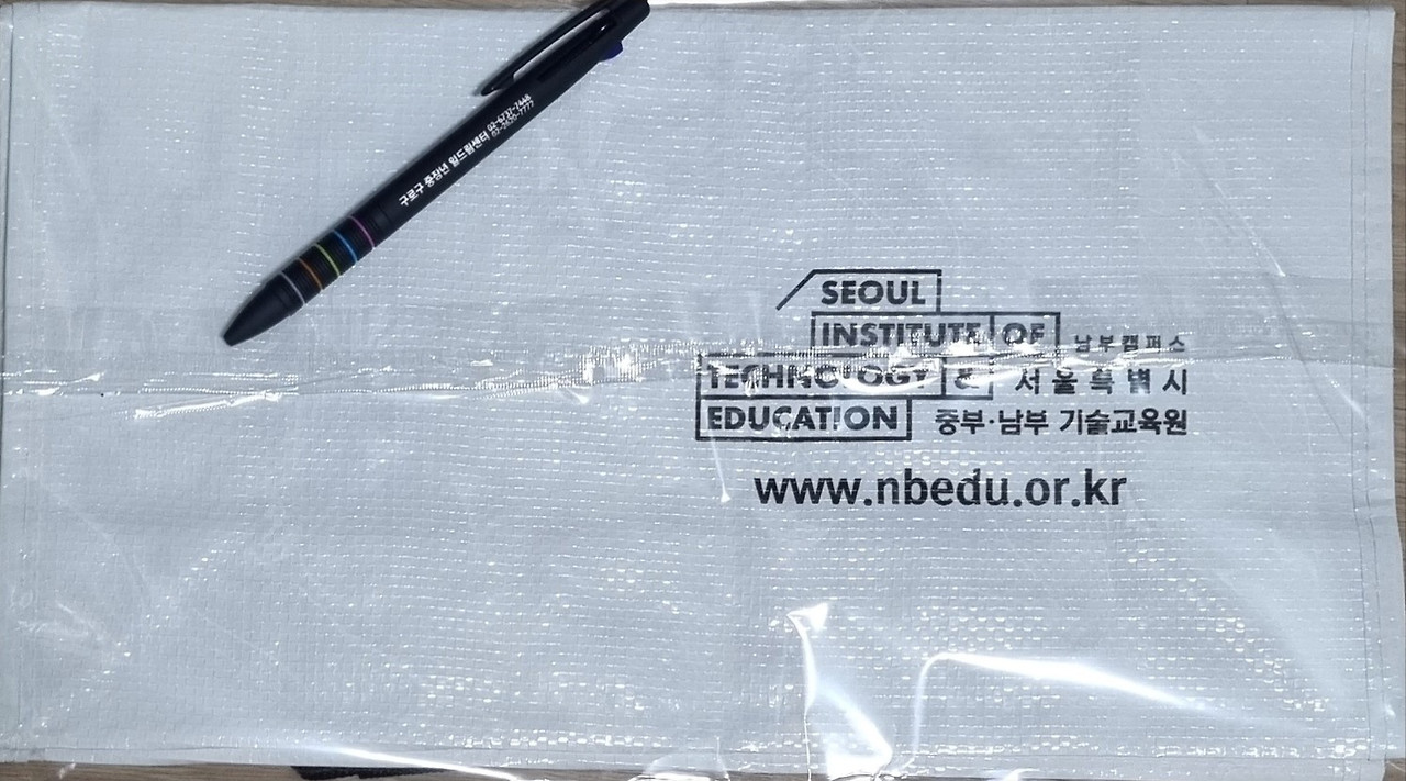 기념품과 볼펜.jpg