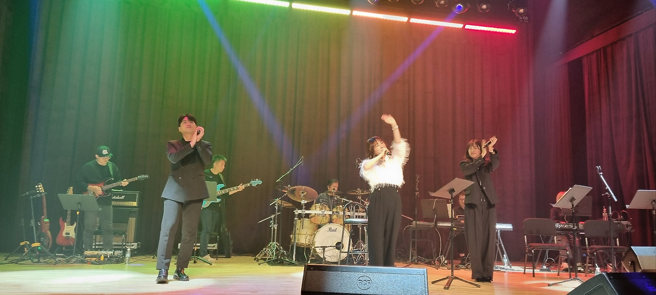 대학가요제 무대.jpg