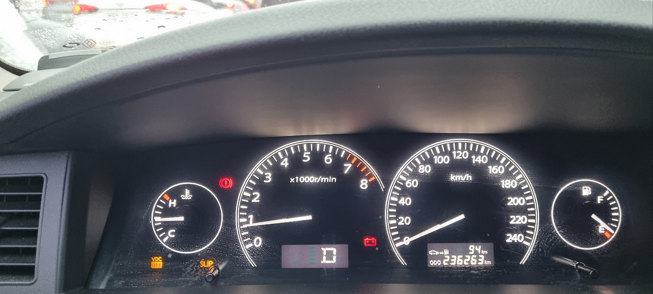 차량 계기판 경고등이 들어오고 5분이 지나자 시동이 꺼지고 차가 멈췄다..jpg