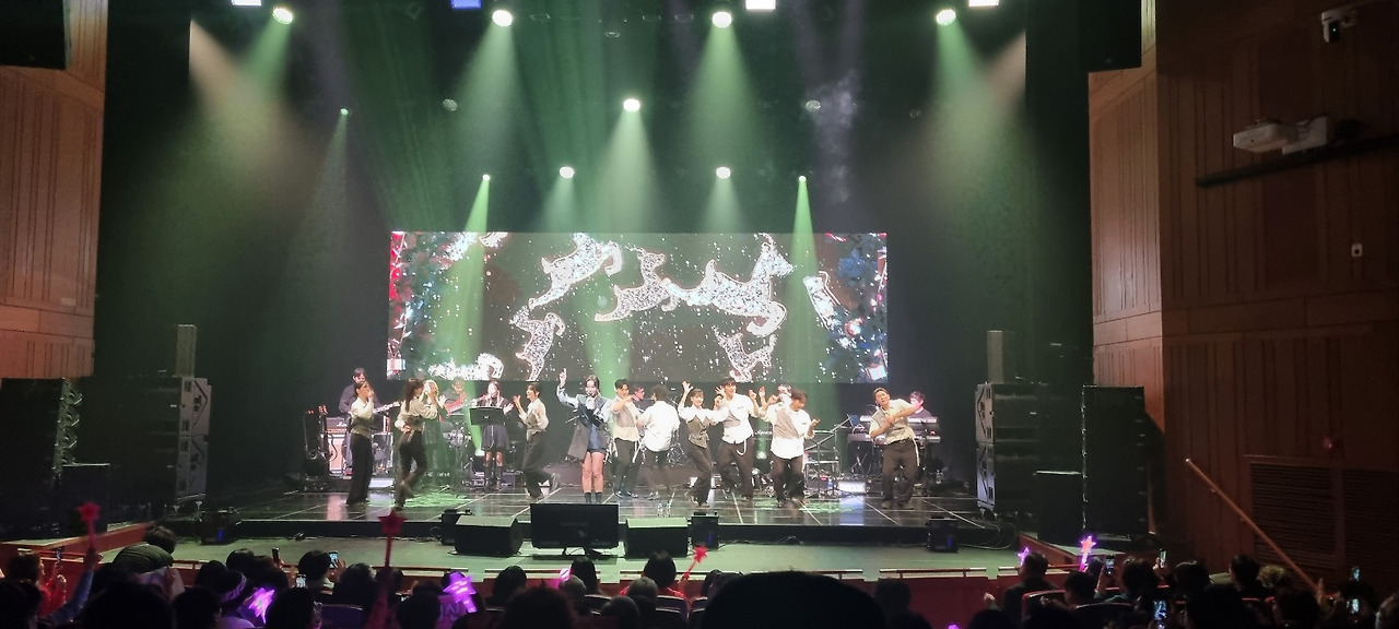 캐롤 메들리를 열창하는 박혜신 (사진 최문섭).jpg