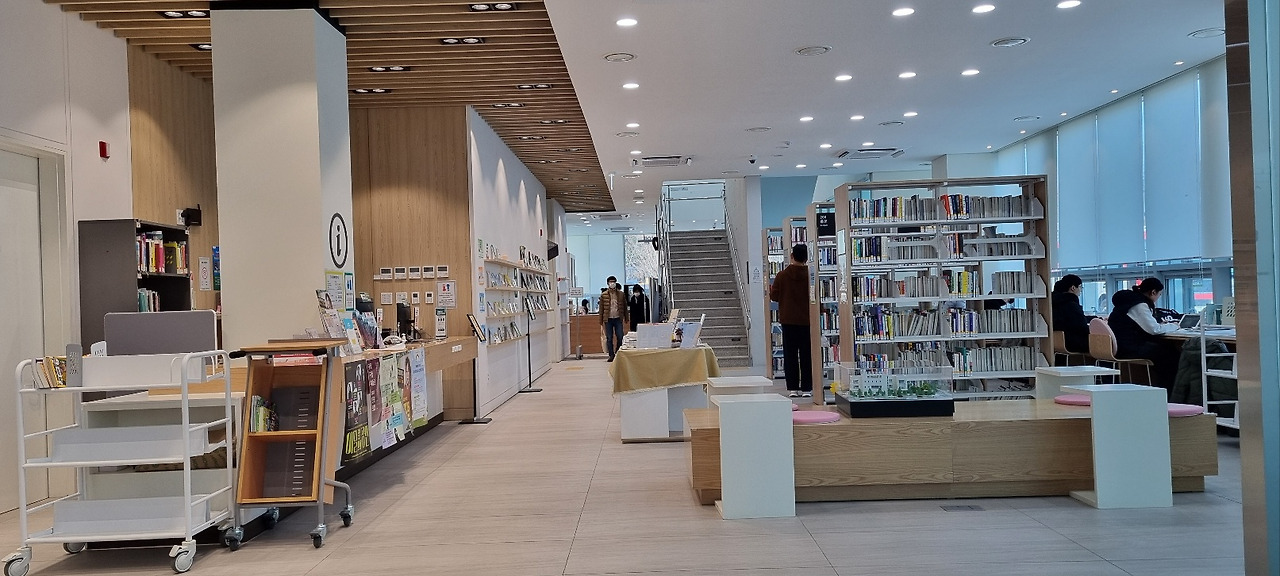 24년 8월에 오픈한 구로미래도서관은 감각적인 공간연출로 시민들의 사랑을 받고 있다.jpg