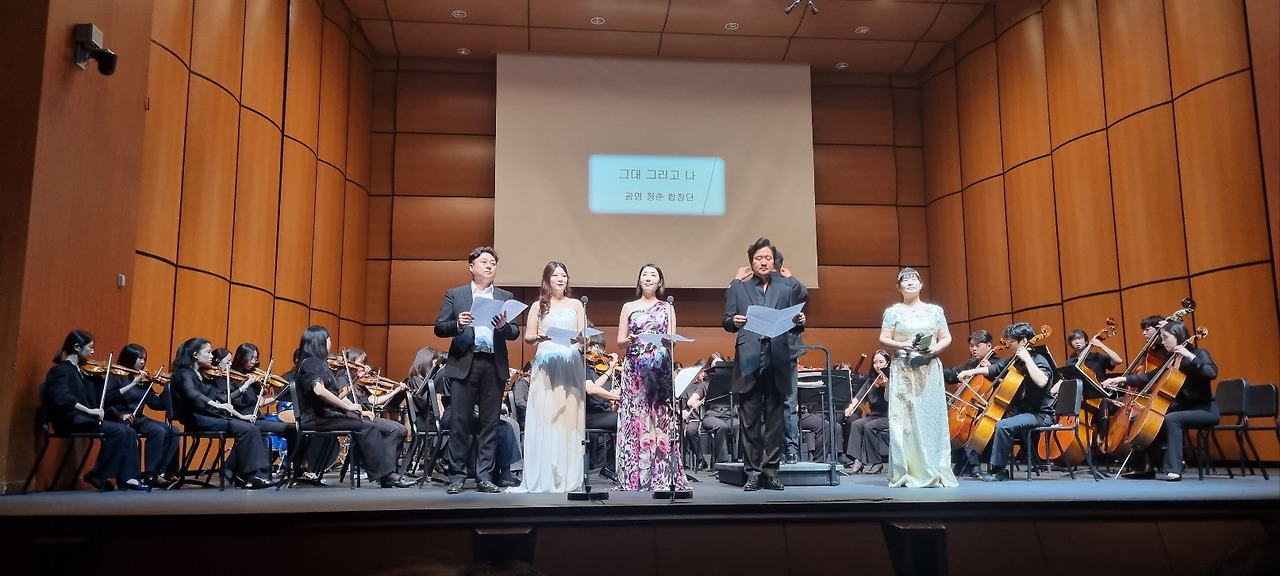 안내를 맡은 박은정 단장과 4명의 성악가.jpg