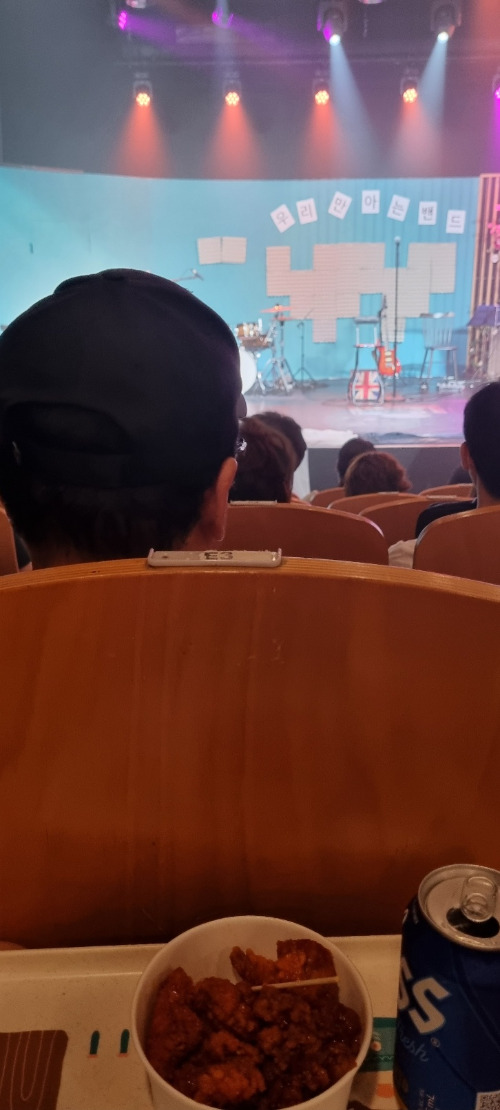 객석으로 배달해주는 닭강정과 맥주.jpg