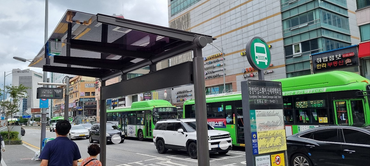 새롭게 단장한 버스정류장.jpg
