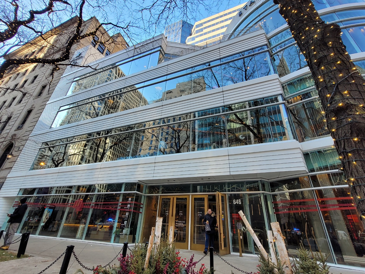 스타벅스 매장 입구.jpg