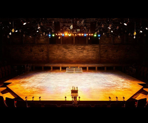 햄릿 무대 사진.jpg