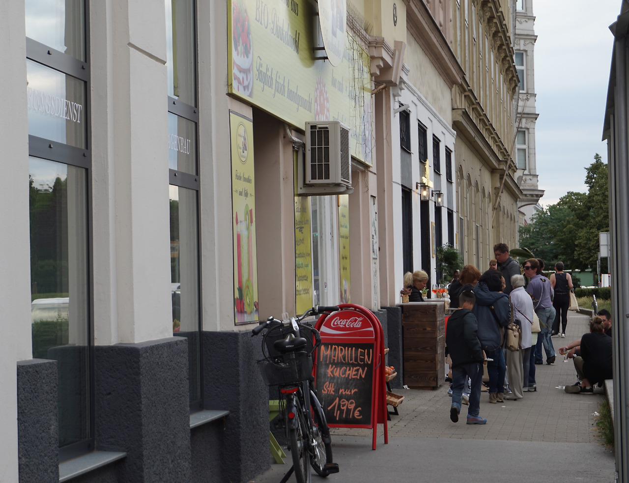 숙소 가는 길의 카페 copy.jpg