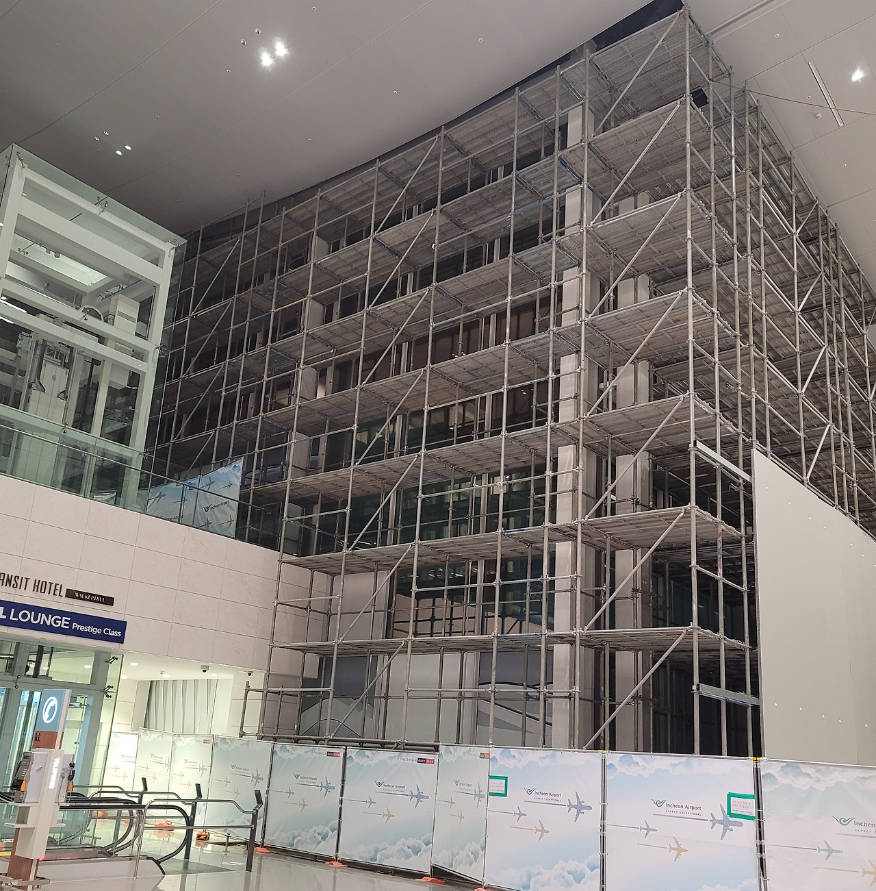 2터미널은 공사중.jpg