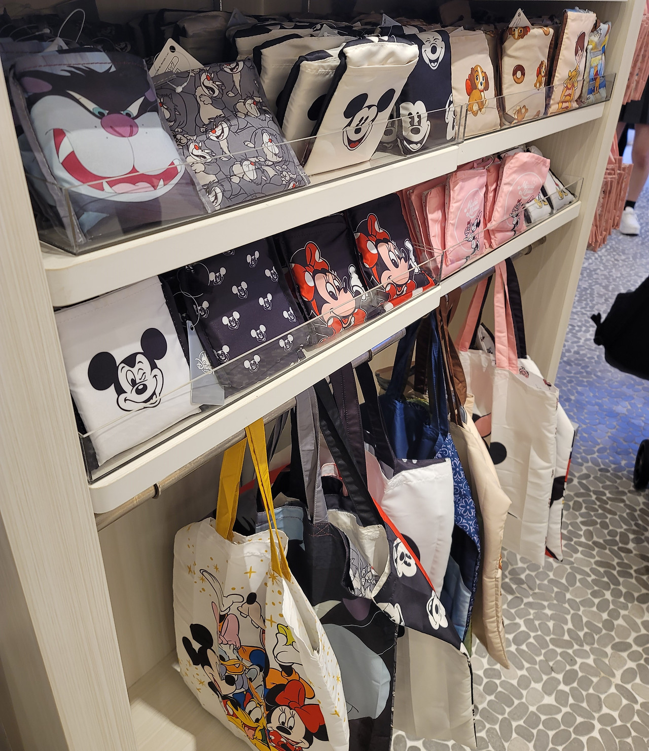 욕심 났던 에코백들. 그러나 나의 니즈에 부합하지 않아 패스.jpg