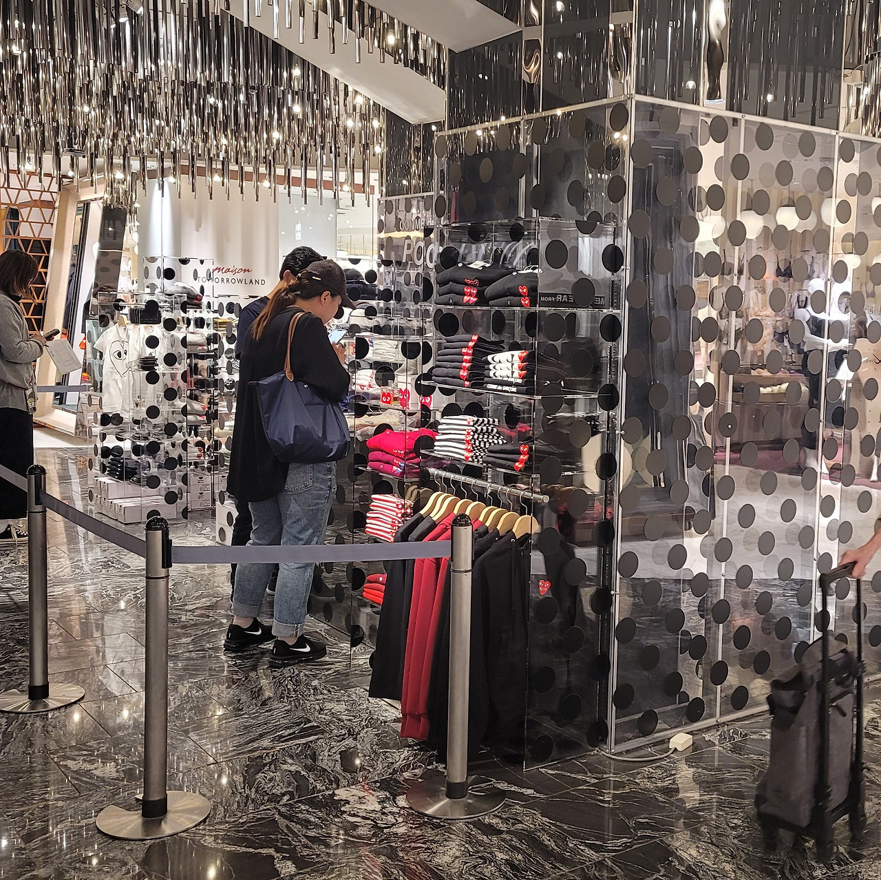 루이비통인 줄. 막아놓은 이세탄 꼼데.jpg