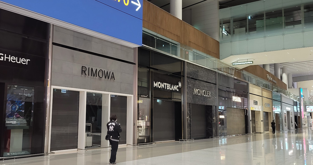 아직 문도 열지 않은 인천 면세점.jpg