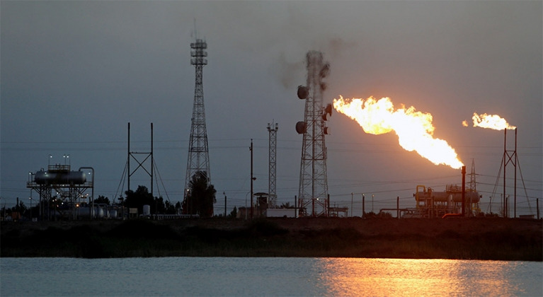 화염을 내뿜고 있는 중동 유전 @ 연합뉴스.jpg