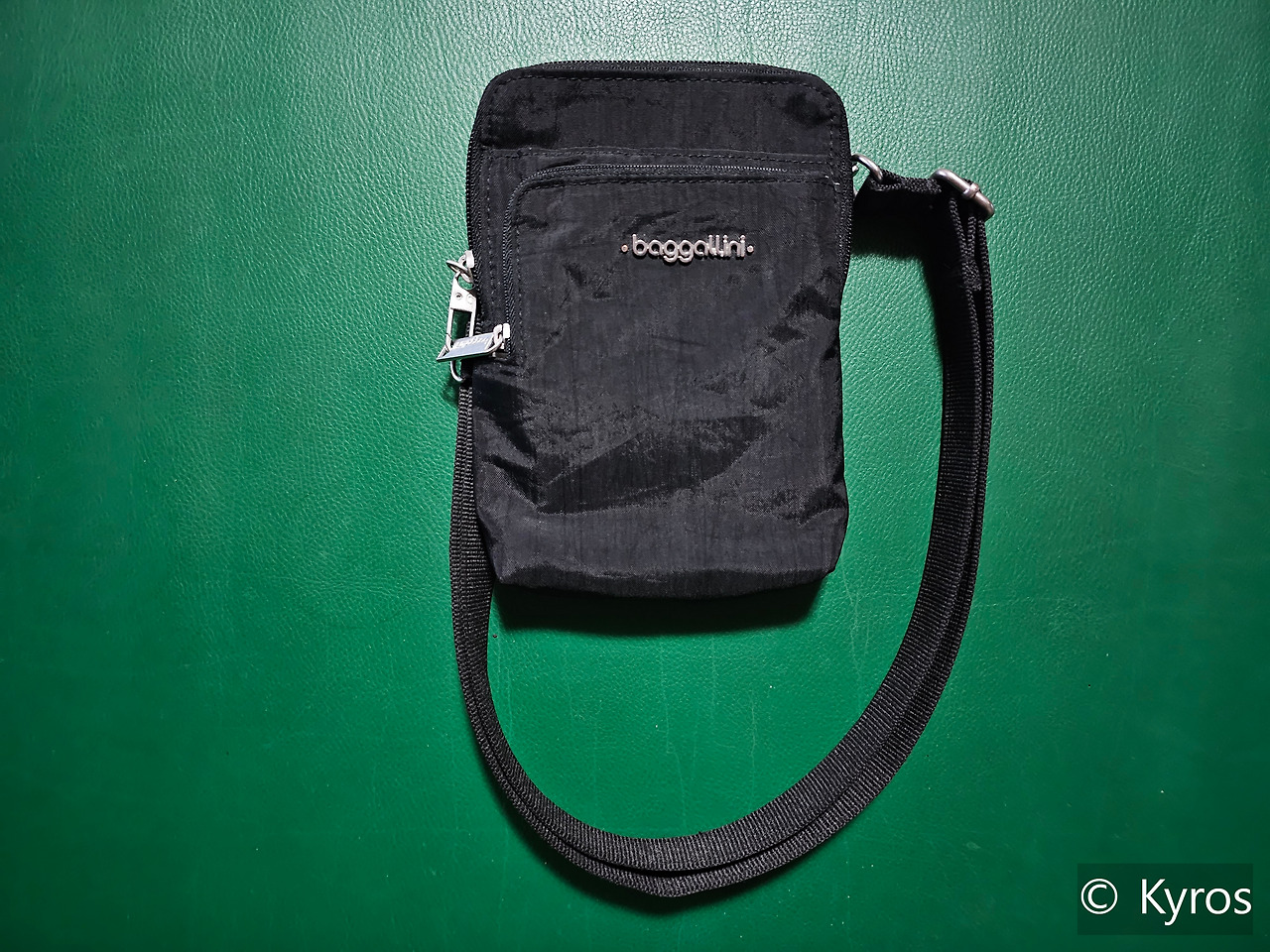 지퍼 잠금장치가 있는 도난 방지 소형가방.jpg