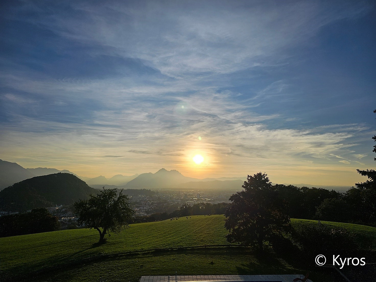 ▲  초원 위로 내리는 석양  © Kyros.jpg