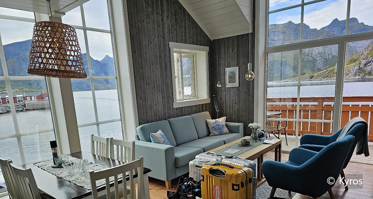 ▲   거실 창 밖의 바다와 피오르  © Kyros.jpg