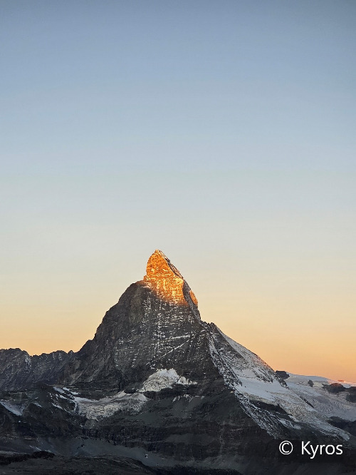 ▲   호텔 객실에서 맞이한 새벽 황금호른  © Kyros.jpg