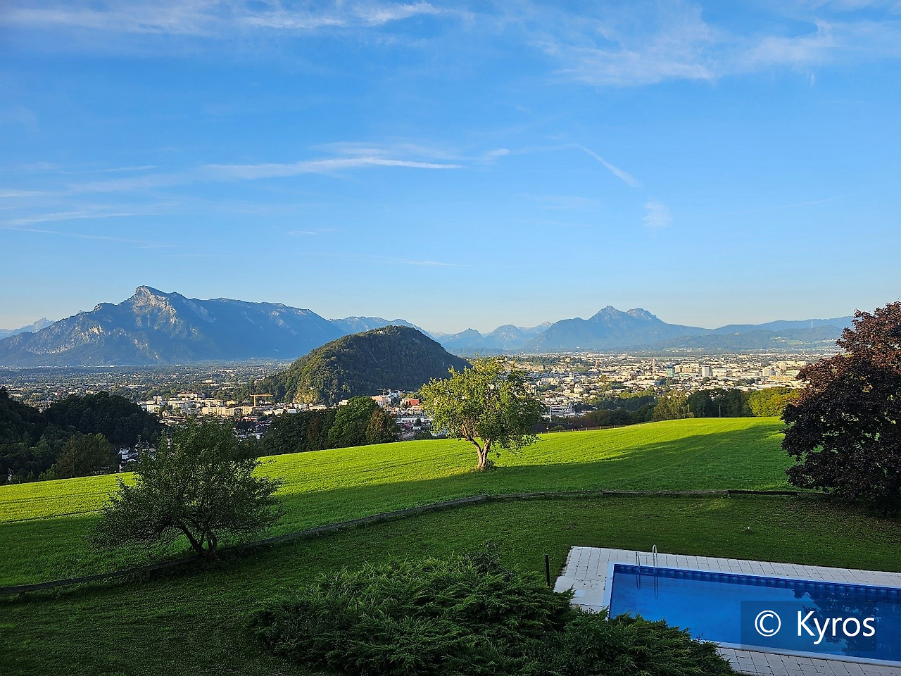 ▲  발코니에서 바라본 초원과 도시 전경  © Kyros.jpg