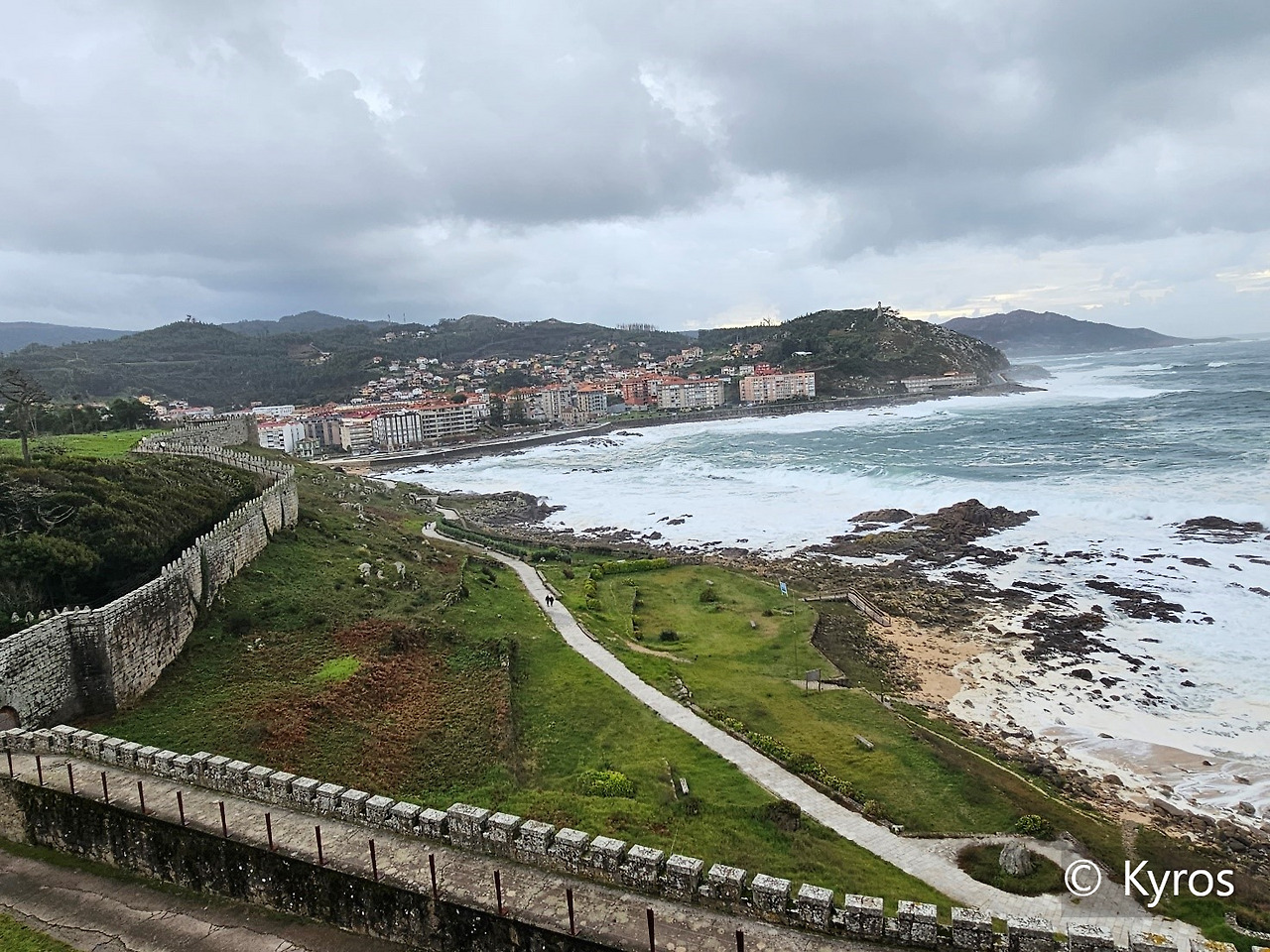 ▲   파라도르 성벽 산책길과 앞바다 © Kyros.jpg