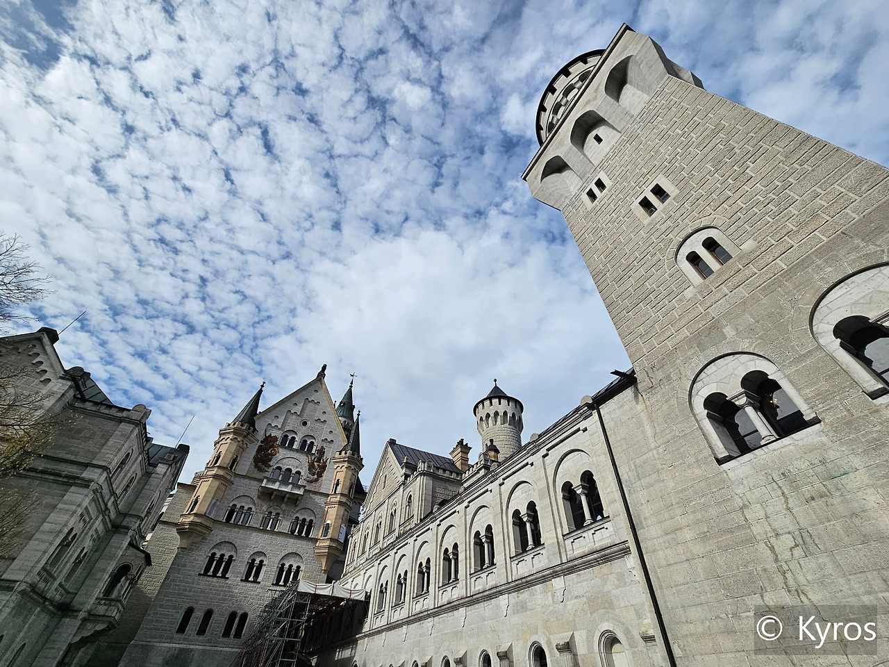 노이슈반슈타인 성의 정교하고 정엄한 건축미.jpg