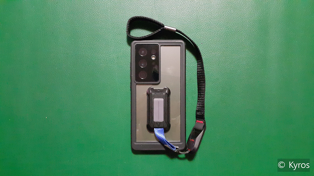 방수 휴대폰 케이스와 손목 걸이.jpg