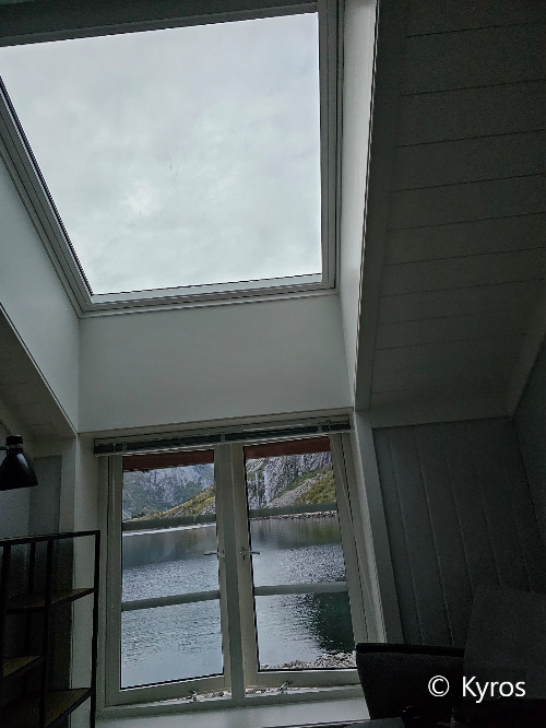 ▲   오로라를 향한 침대 위의 천창  © Kyros.jpg