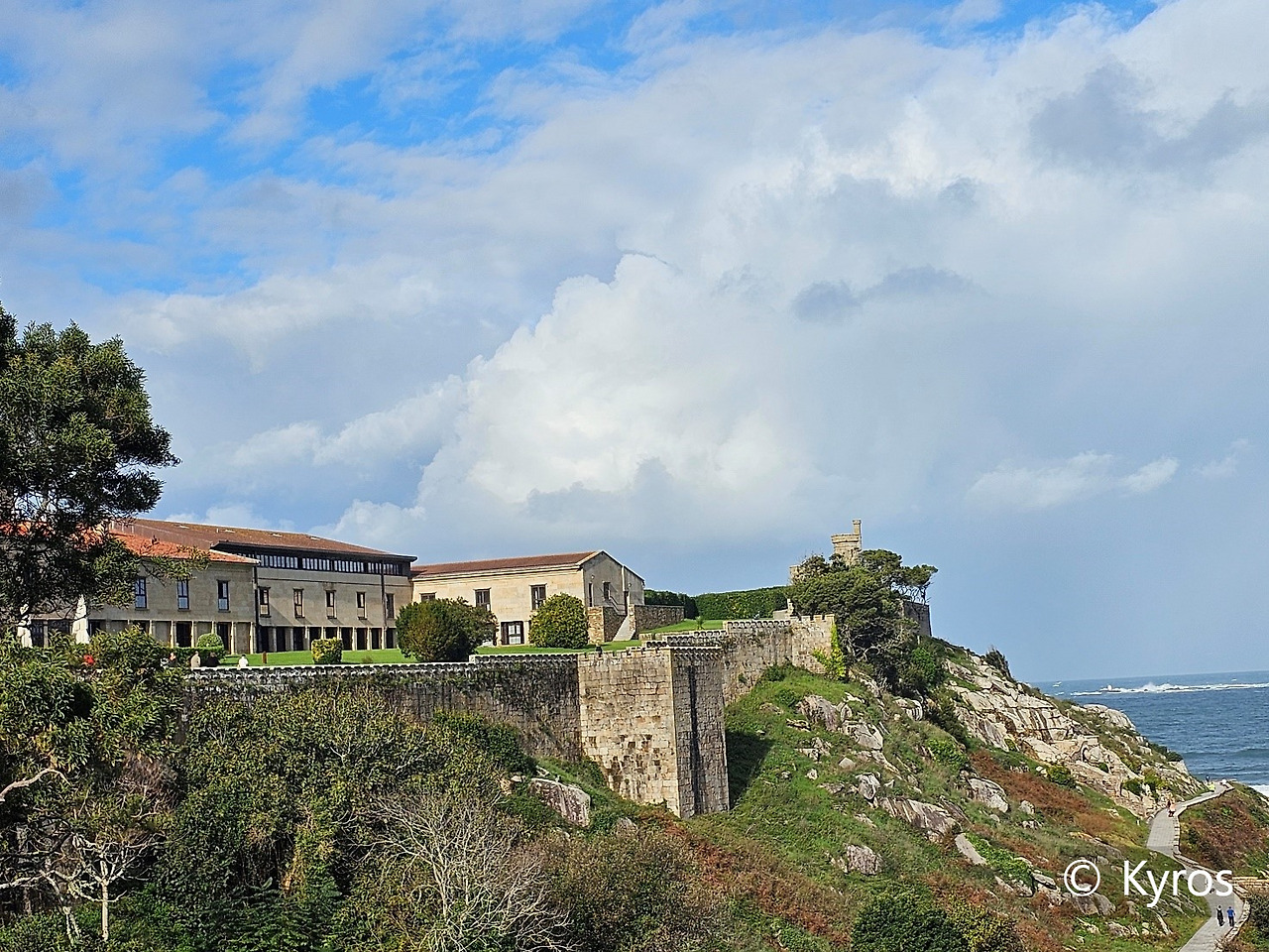 ▲  성벽 산책길에서 바라본 파라도르  © Kyros.jpg