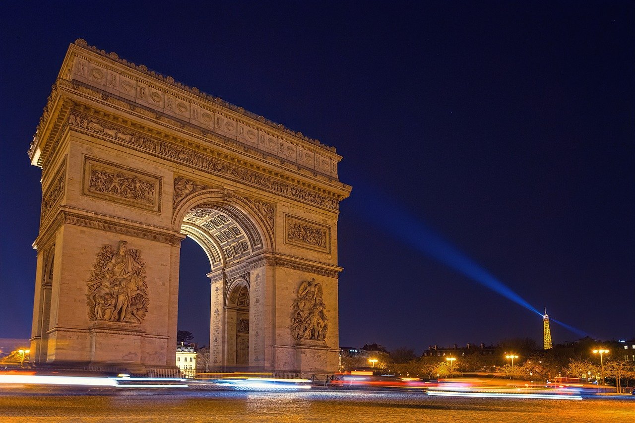 Arc-de-Triomphe-in-Paris-at-night.jpg