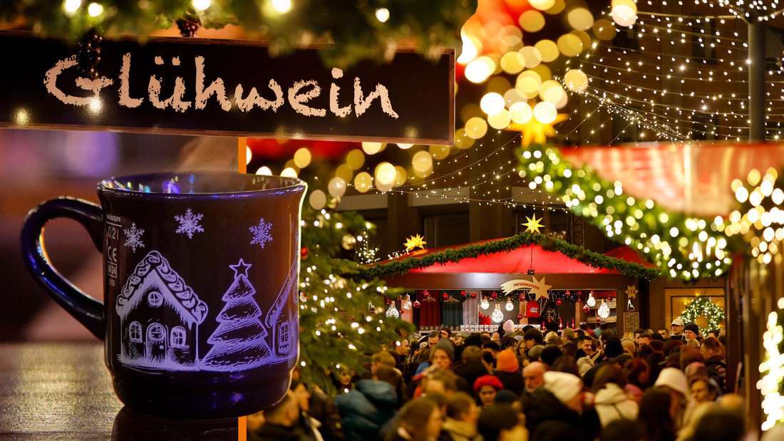 36298460-eine-gluehweintasse-ein-schild-mit-der-aufschrift-gluehwein-der-koelner-weihnachtsmarkt-2oIncTmM9Ufe.jpg