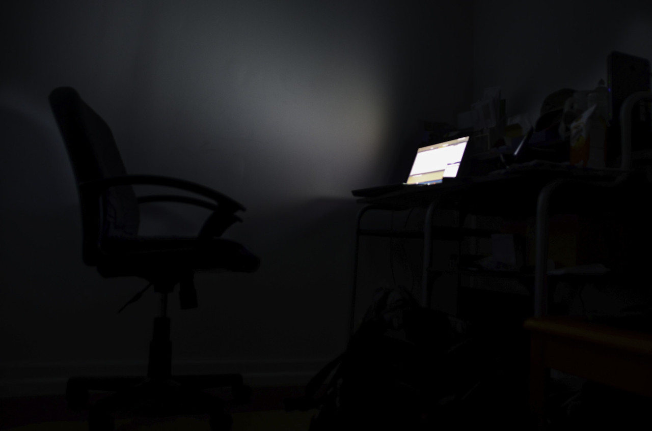 light_work_computer_dark_office_chair_screen_information-763762.jpg