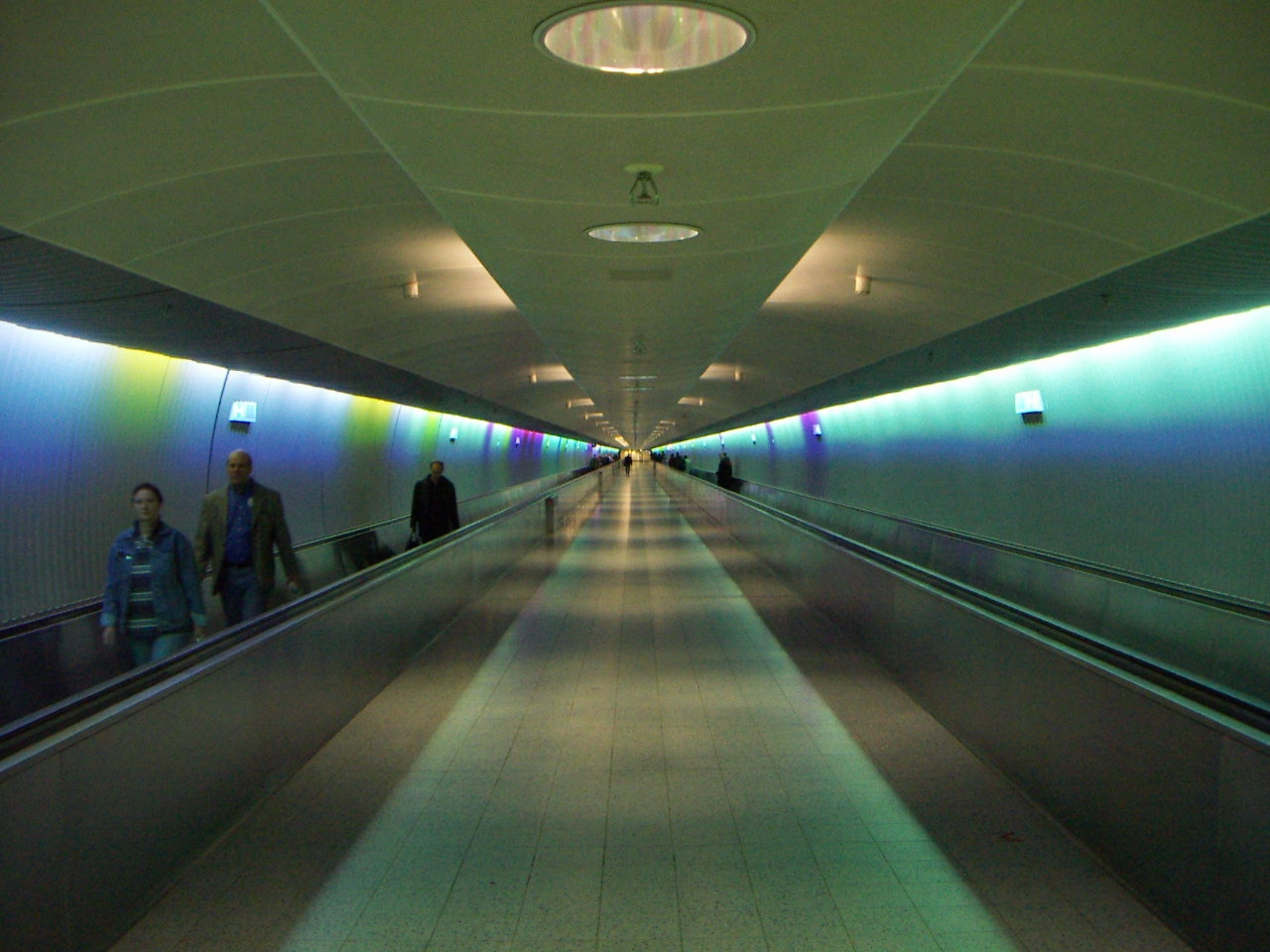 Frankfurt_Airport_tunnel.jpg