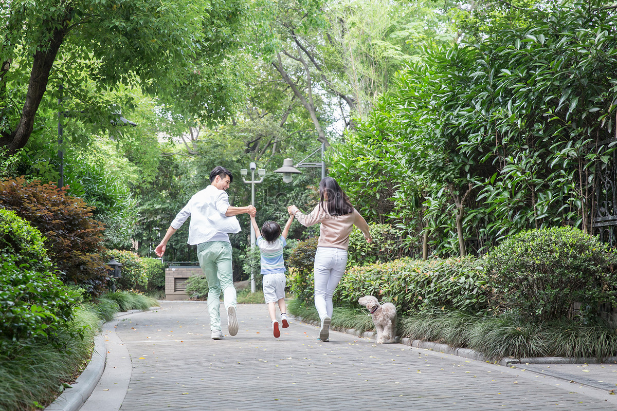 lovepik-the-parents-take-their-children-for-a-walk-in-the-picture_500437017.jpg