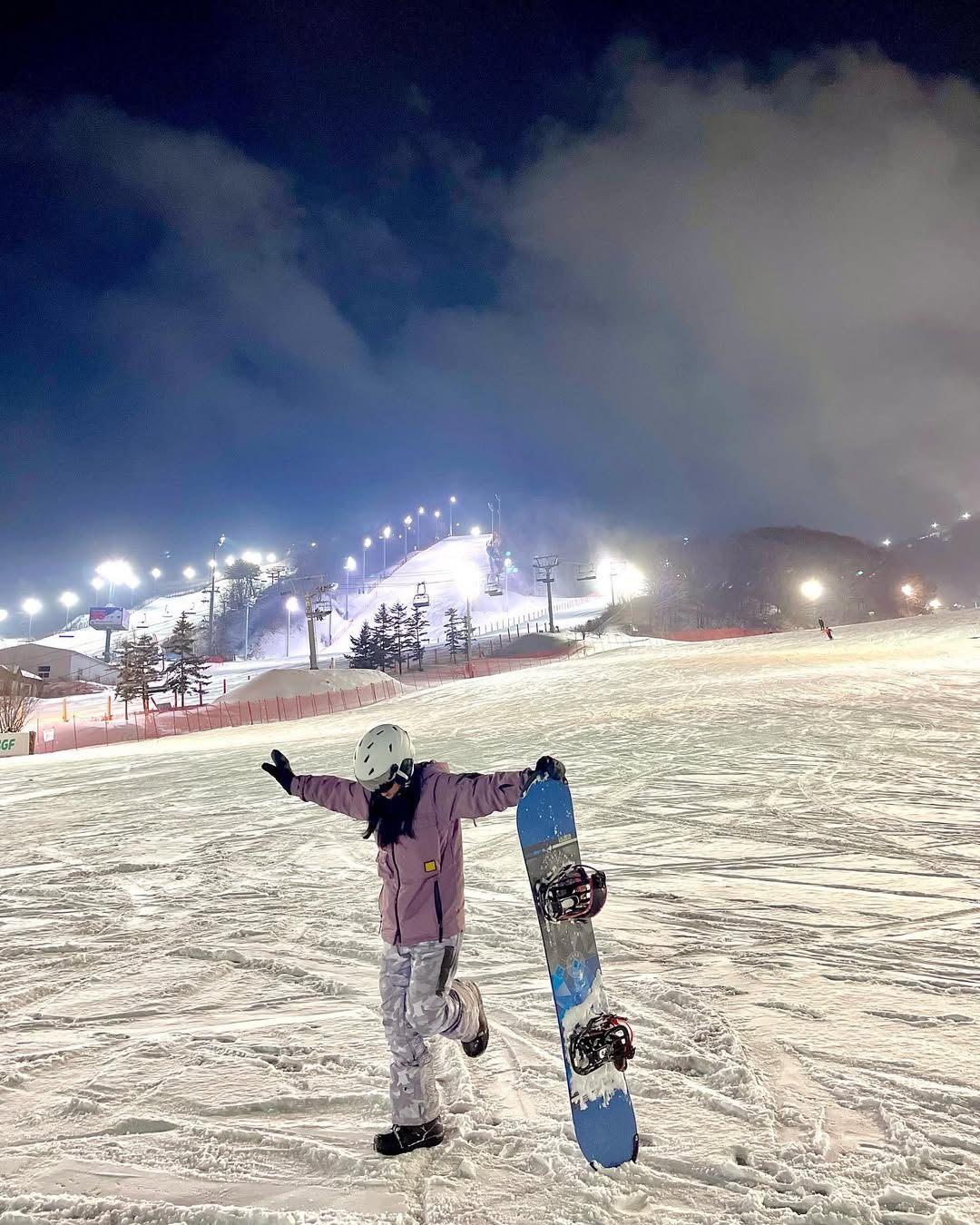 겨울에 낙엽타는 여자.jpg