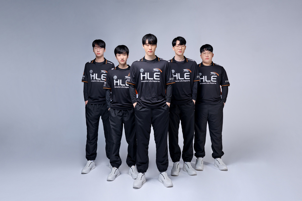 HLE 오피셜 단체 02.jpg