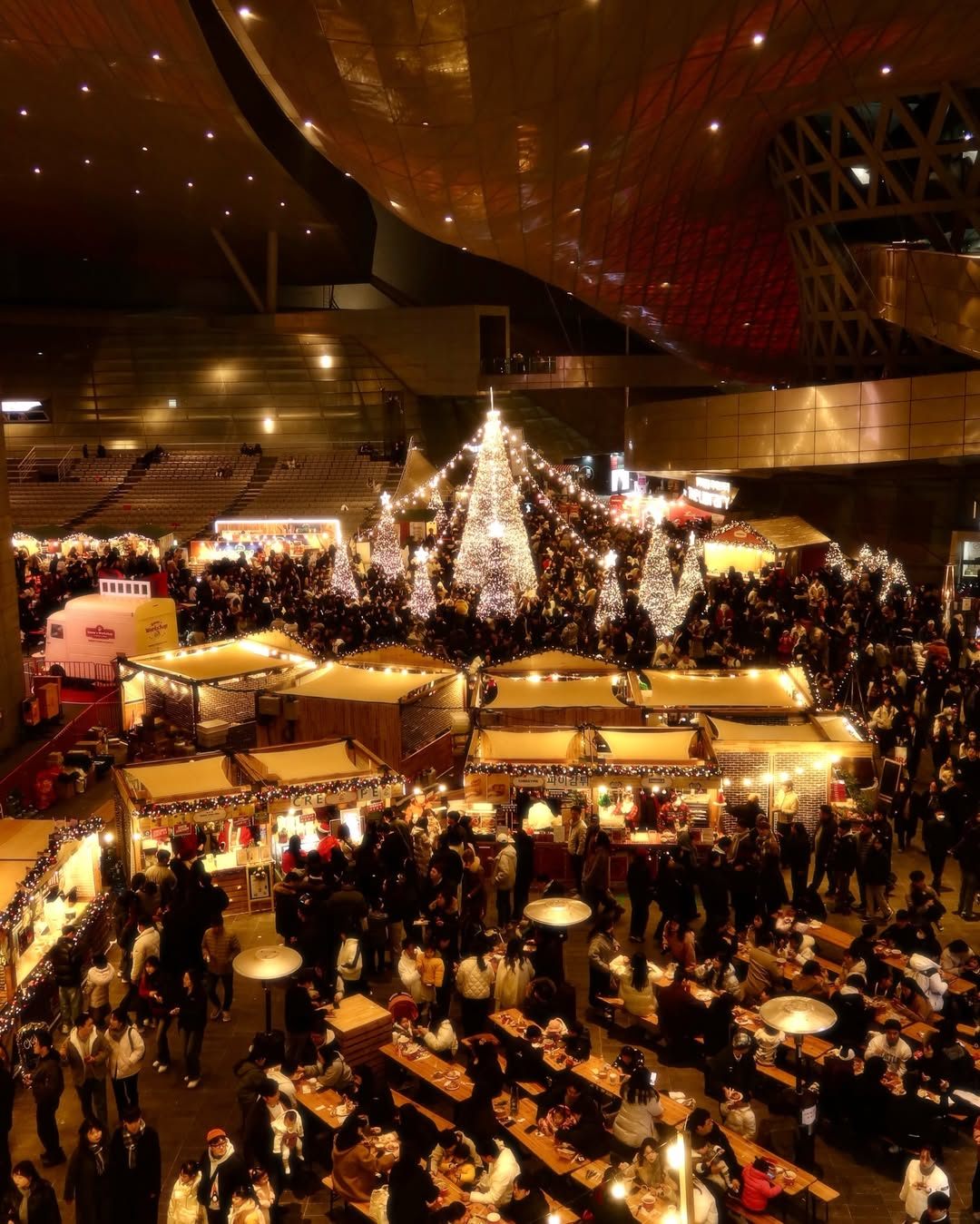 크리스마스 빌리지 2주차 모음zip�크리스마스 빌리지의 두 번째 이야기!산타마을에 두 번째 낭만과 설렘이 가득 채워졌습니다!추운 날씨 속 따뜻한 빛과 웃음이 가득했던 2주.jpg