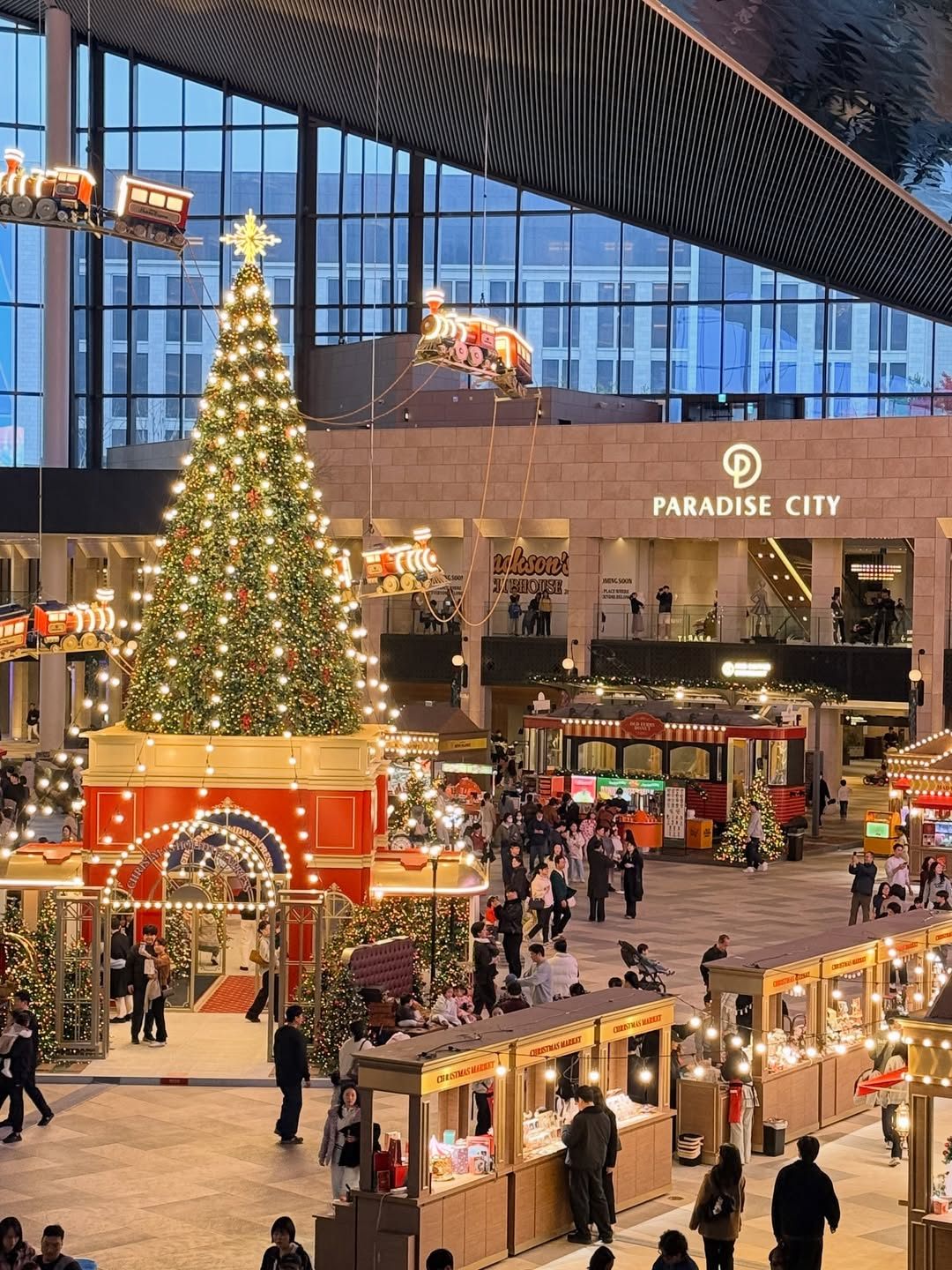 산타할아버지는 크리스마스이브에 선물 배달하고 너무 힘들어서 파라다이스시티에서 하루 쉬고 가신다고 믿는 재윤�호캉스하시는 산타할아버지..��재윤이 동심�� 올 해.jpg