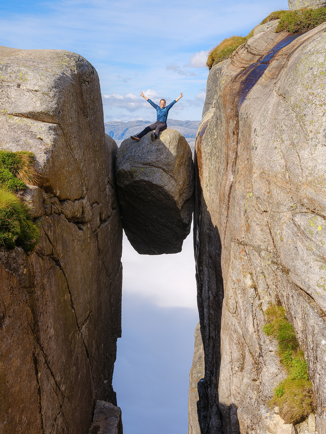 Woman sitting on the Kjeragbolten_Sven-Erik Knoff_FotoKnoff – Region Stavanger@ .jpg