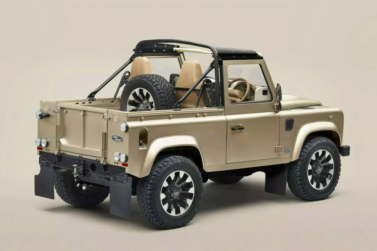 Land-Rover-Classic-Defender-V8-Soft-Top-3.jpg
