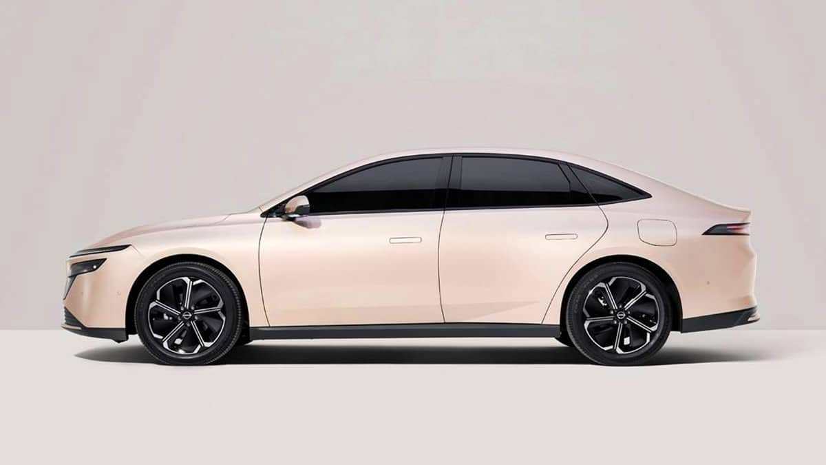 Nissan-Unveils-New-PHEV-Sedan-N7-4.jpg
