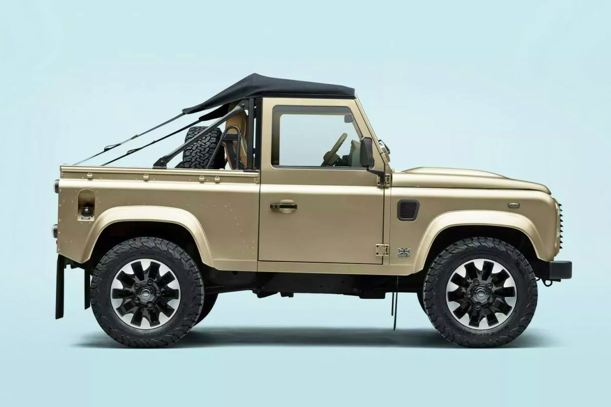 Land-Rover-Classic-Defender-V8-Soft-Top-2.jpg