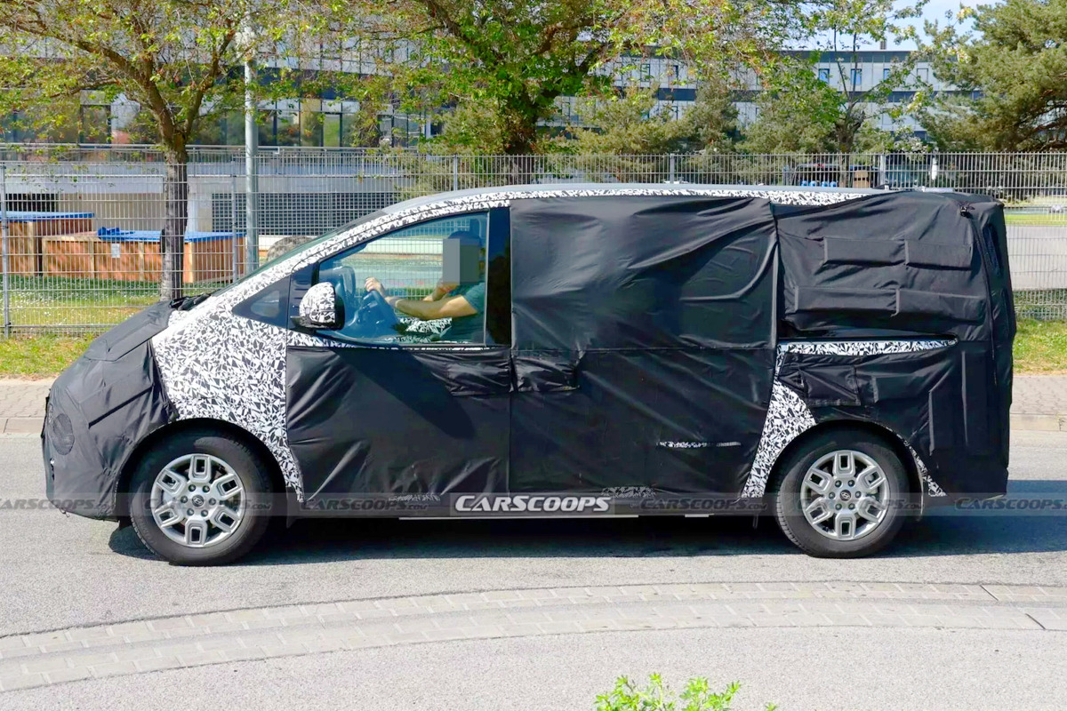 Hyundai-Staria-EV-model-spy-shots-captured-4.jpg