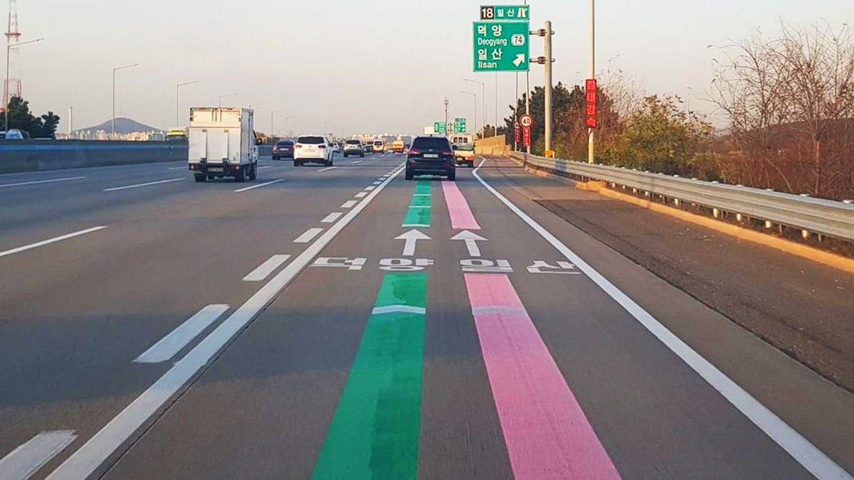 korean-road-colored-guide-lines-pink-green-meaning-safety-1.jpg
