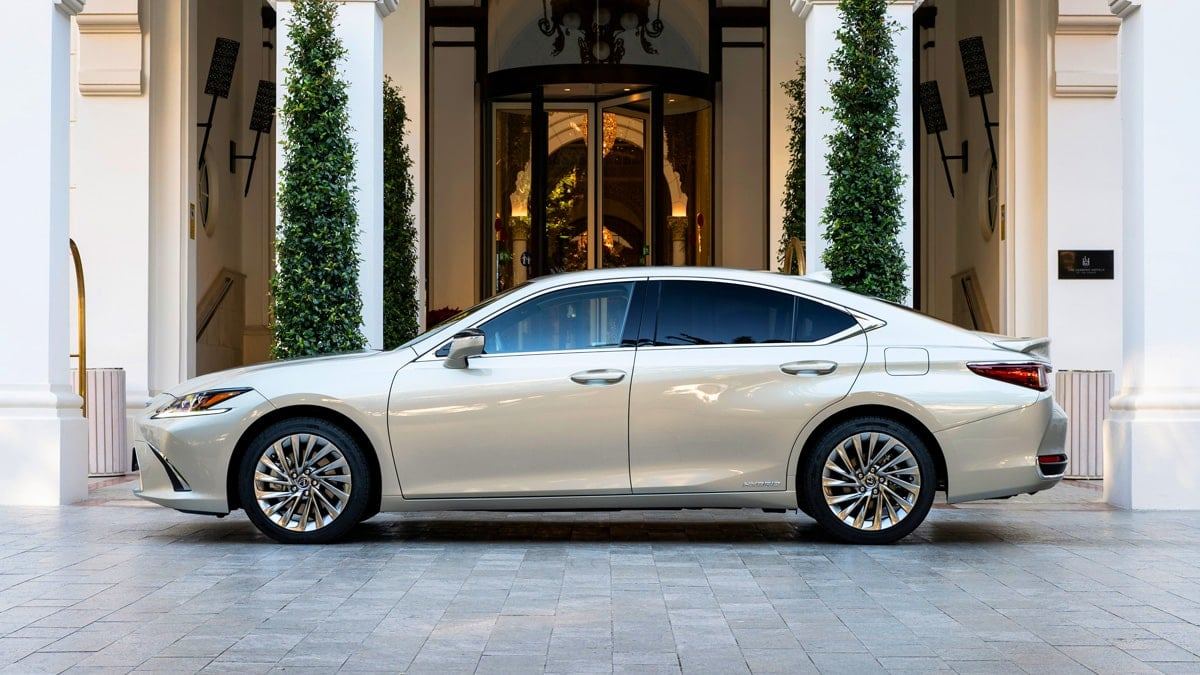 The-Lexus-ES-300h-is-receiving-rave-reviews-2.jpg